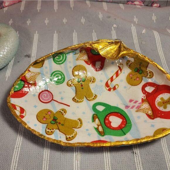 DECOUPAGE CLAM SHELL DECOUPAGE GINGERBREAD MAN ON A CLAM SHELL TRINKET DISH - Picture 4 of 11